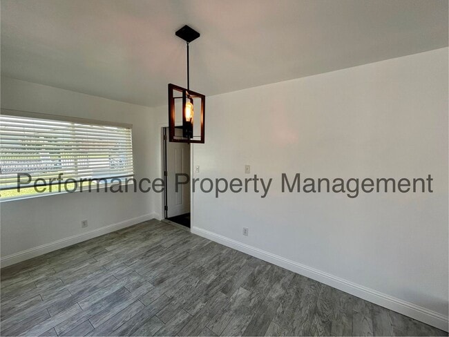 Building Photo - Charming 4 Bed/1 Bath E Bakersfield Home w...