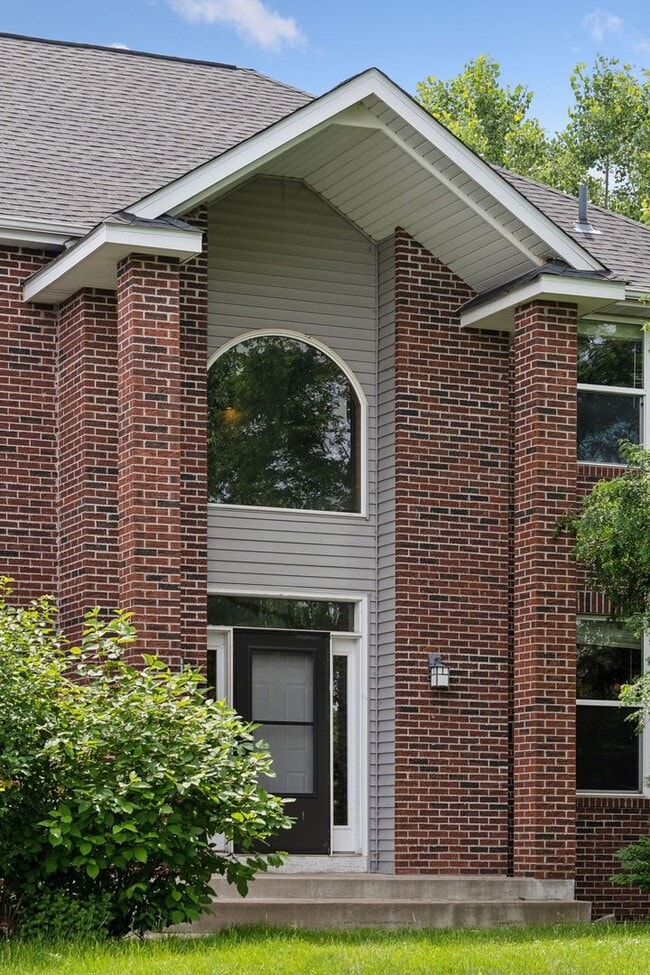 Building Photo - Gorgeous Single Family Home - June 1st Mov...