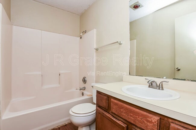 Building Photo - 5841 Shadydell Dr