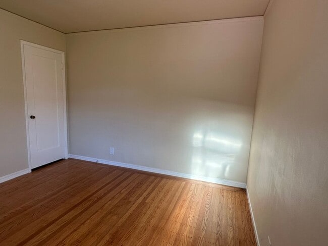 Building Photo - Epic REA - Great Home w/2 BR/1 BA Plus Bonus Loft in Mills Park Neighborhood