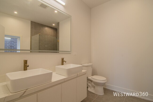 Building Photo - 2046 W Washington Blvd