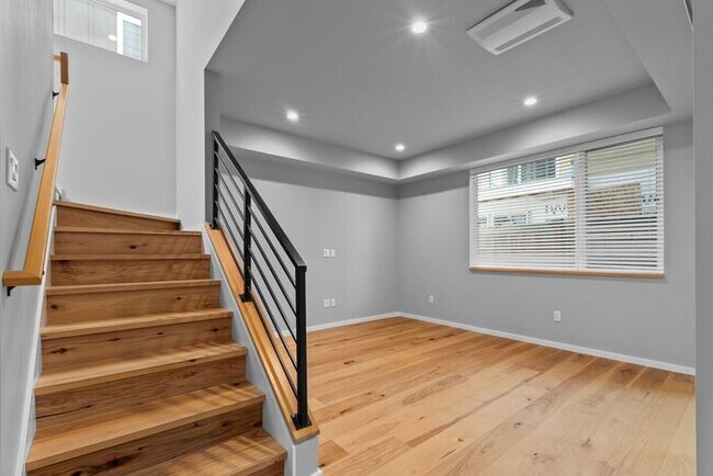 Building Photo - Stunning Othello Park Designer Townhome with Air Conditioning