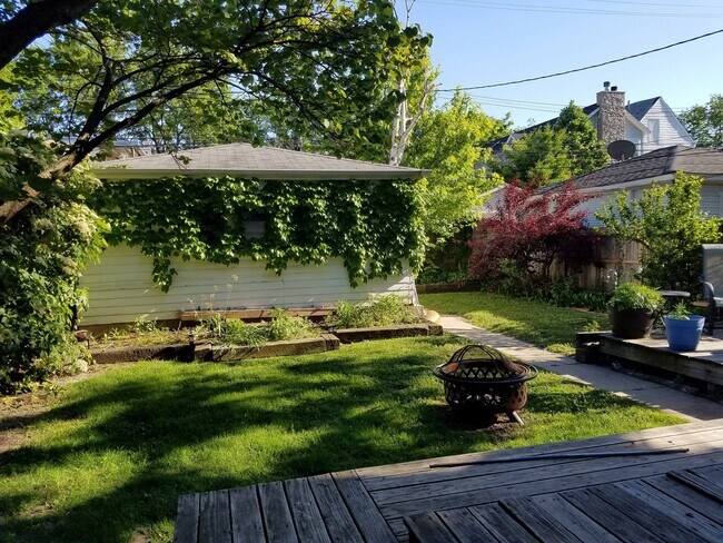 Building Photo - 1823 W Cornelia Ave