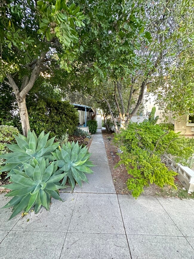 Front walk wqy - 306 N Screenland Dr