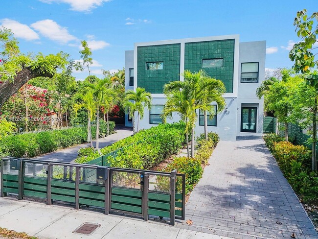 Building Photo - 2737 SW 2nd St