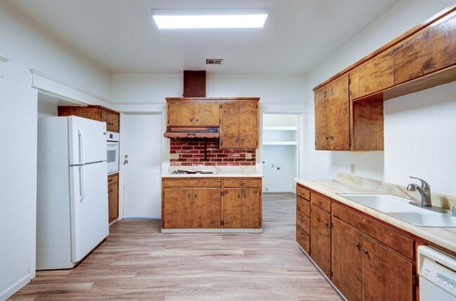 Building Photo - 2962 De Wolf Ave