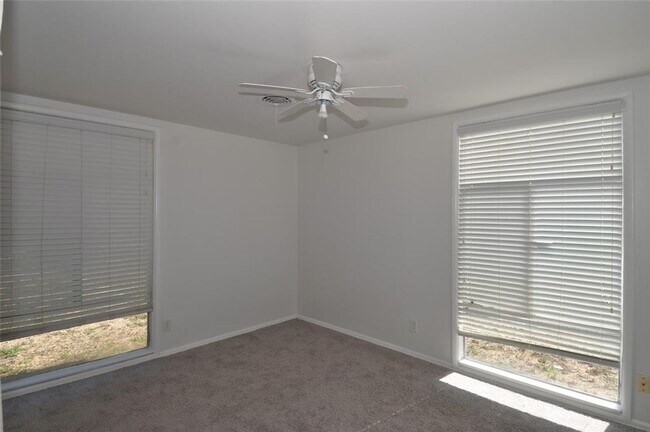 Building Photo - All appliances included! Great Location!