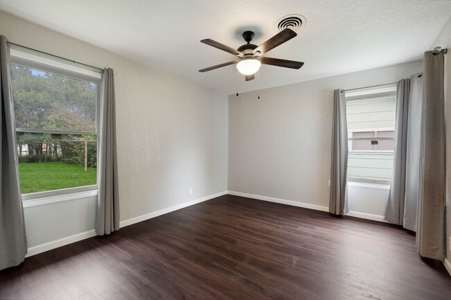 Building Photo - 323 Craigmont Ln