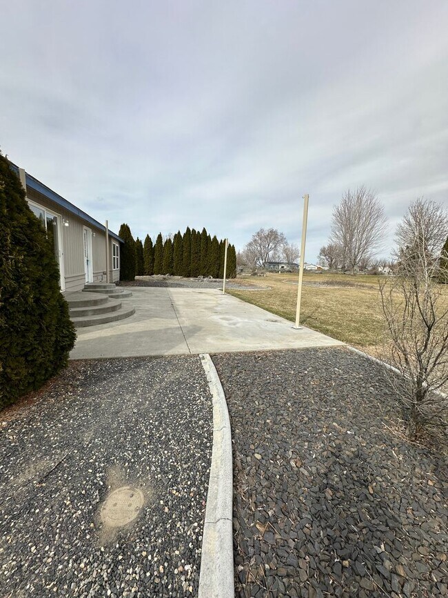 Building Photo - RARE FIND!! Country living with big shop o...