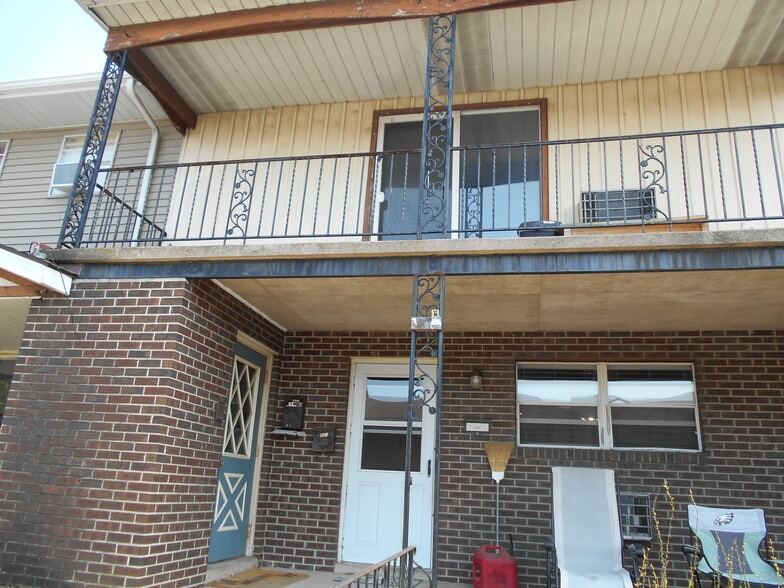 Building Photo - 718 E 18th St