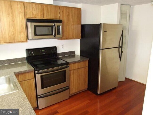 Building Photo - 411 Palmspring Dr