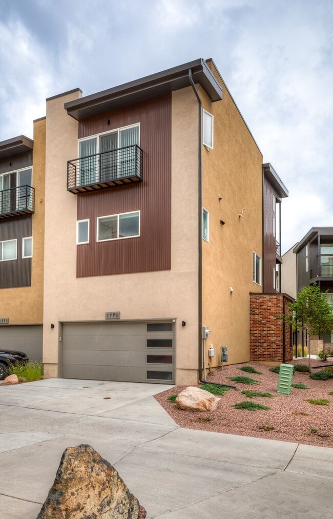 Building Photo - Urbanite Living near Downtown 3 Bed End Unit Townhouse