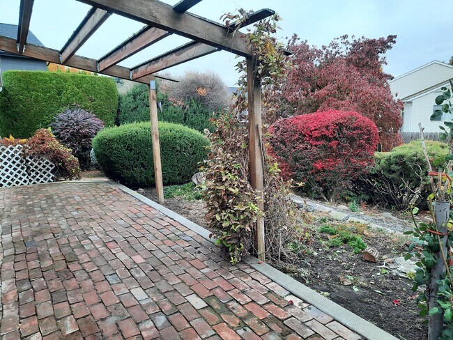 Building Photo - 860 SE Sentry Dr