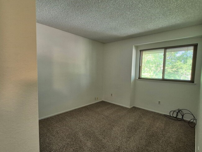 Building Photo - Adorable 3 bedroom 2.5 bath home