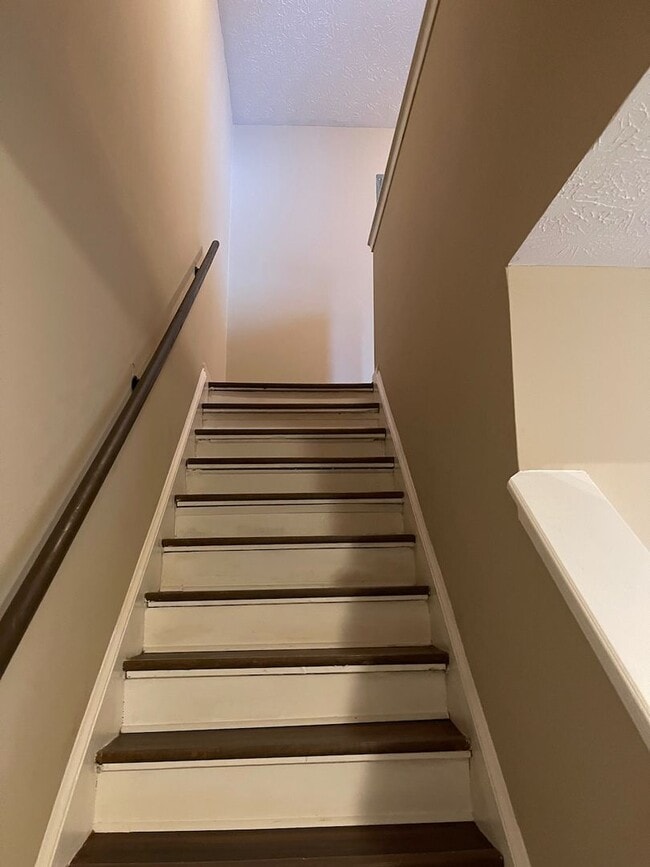 Building Photo - Fresh Renovation, 3 Bedroom Townhouse