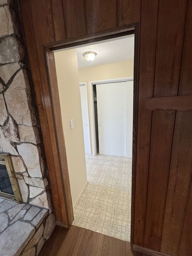 Building Photo - Beautiful 3 bedroom 2 bath HOME . . .  Clo...