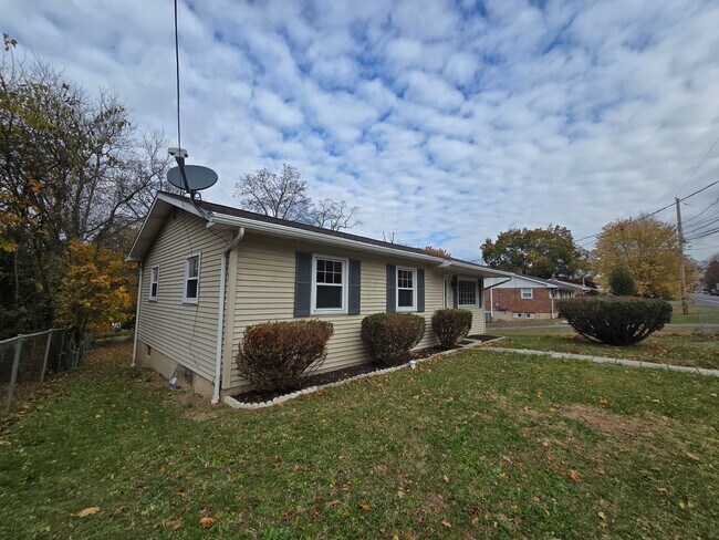 Building Photo - 1237 E Emmaus Ave