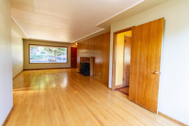 Building Photo - Fantastic SE Portland Home with Parking, H...