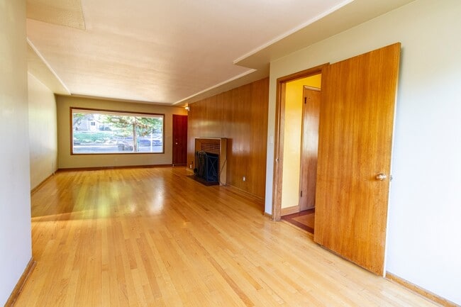 Building Photo - Fantastic SE Portland Home with Parking, Hardwoods, Charming Character, and Large Patio