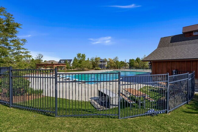 Building Photo - 2333 Windrow Dr