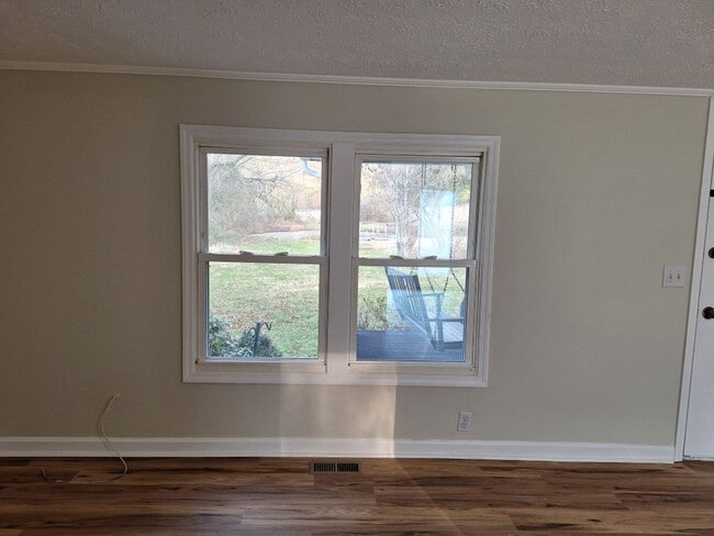 Building Photo - Country Living at its Best!!