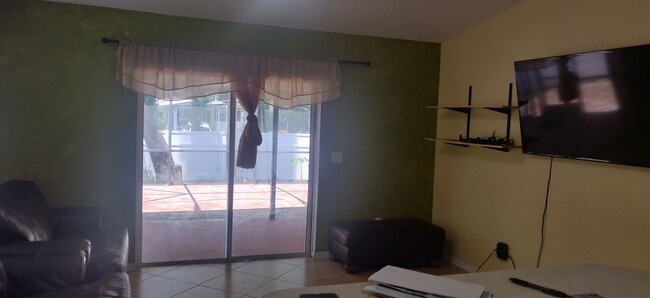 Building Photo - 4 bedroom 2 bath