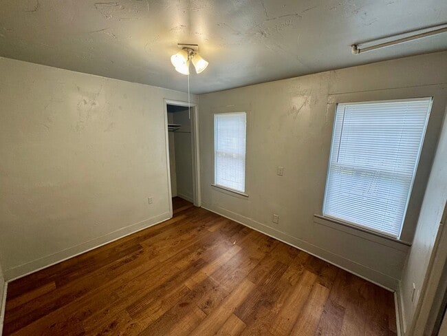 Building Photo - N. McKinley Ave - Triplex