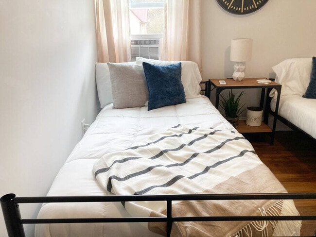 Building Photo - 905 Hill St