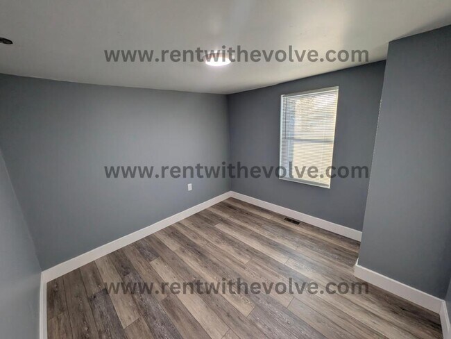 Building Photo - 952 S Shank St