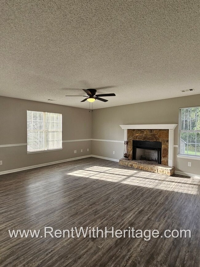 Building Photo - Gorgeous 5 bedroom/ 3 bath/ Upgrades Galor...