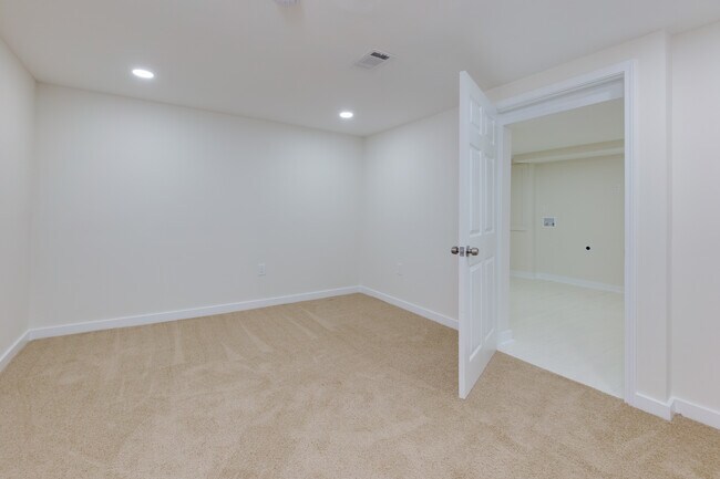Building Photo - 280 E Valley Dr