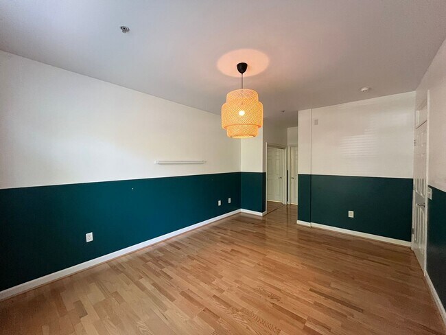 Building Photo - Spacious 2BD, 2BA Condo in a Prime Locatio...