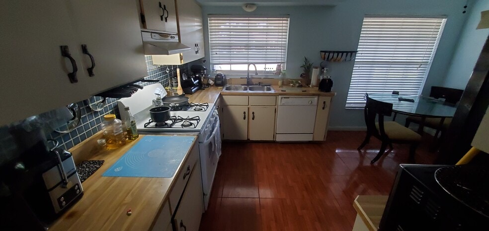 Full Kitchen, Fridge(shared), Gas Stove - 2665 Bay Leaf Dr