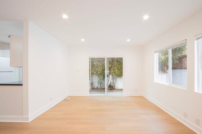 Interior Photo - 937 N Orange Grove Ave