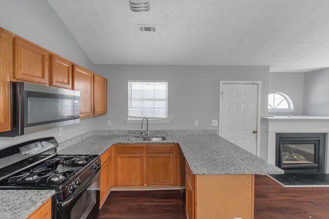 Building Photo - Spacious Home in Prime Location