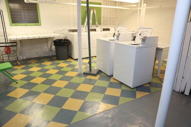 Building Photo - East Edgewater One Bed/One Bath ~ Heat Inc...