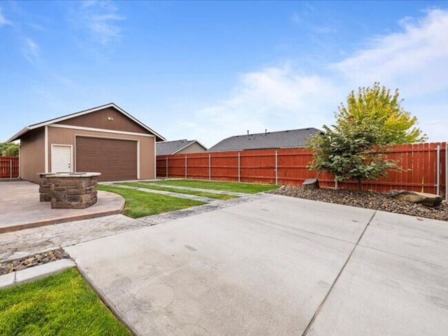 Building Photo - 6416 Three Rivers Dr