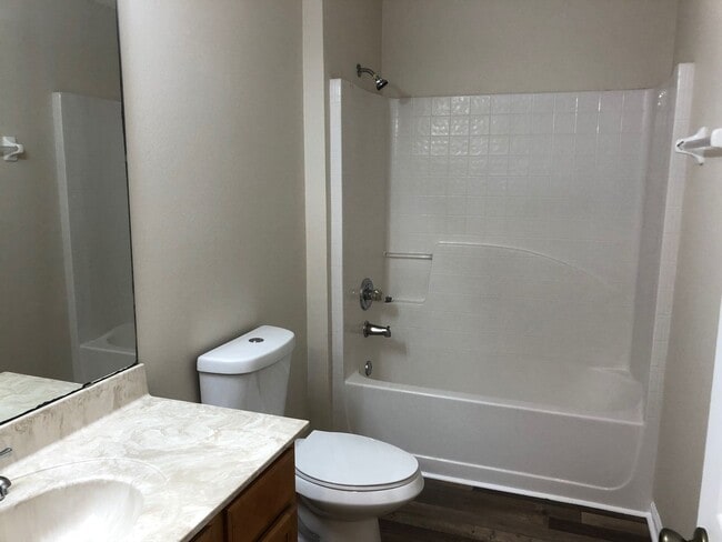 Building Photo - Large 5 Bedroom, 3 Bathroom Single Family Home