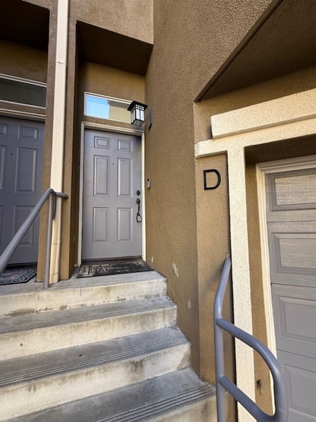 Building Photo - Condo in highly sought-after Vantage Commu...