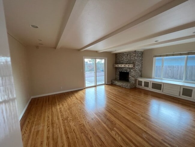 Building Photo - SPACIOUS 4 BEDROOM HOME IN SOUTH SALINAS