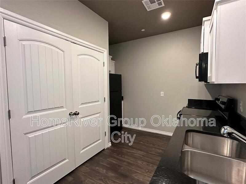 Building Photo - 923 SW 92nd St