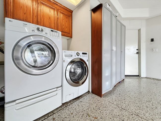 Building Photo - Beautiful 3BD/3.5BA W/ A/C and 2-Car Attached Garage in Hillcrest!