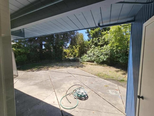Building Photo - BEAUTIFUL "Blue Bungalow" 4 Bed/3 Bath Hom...