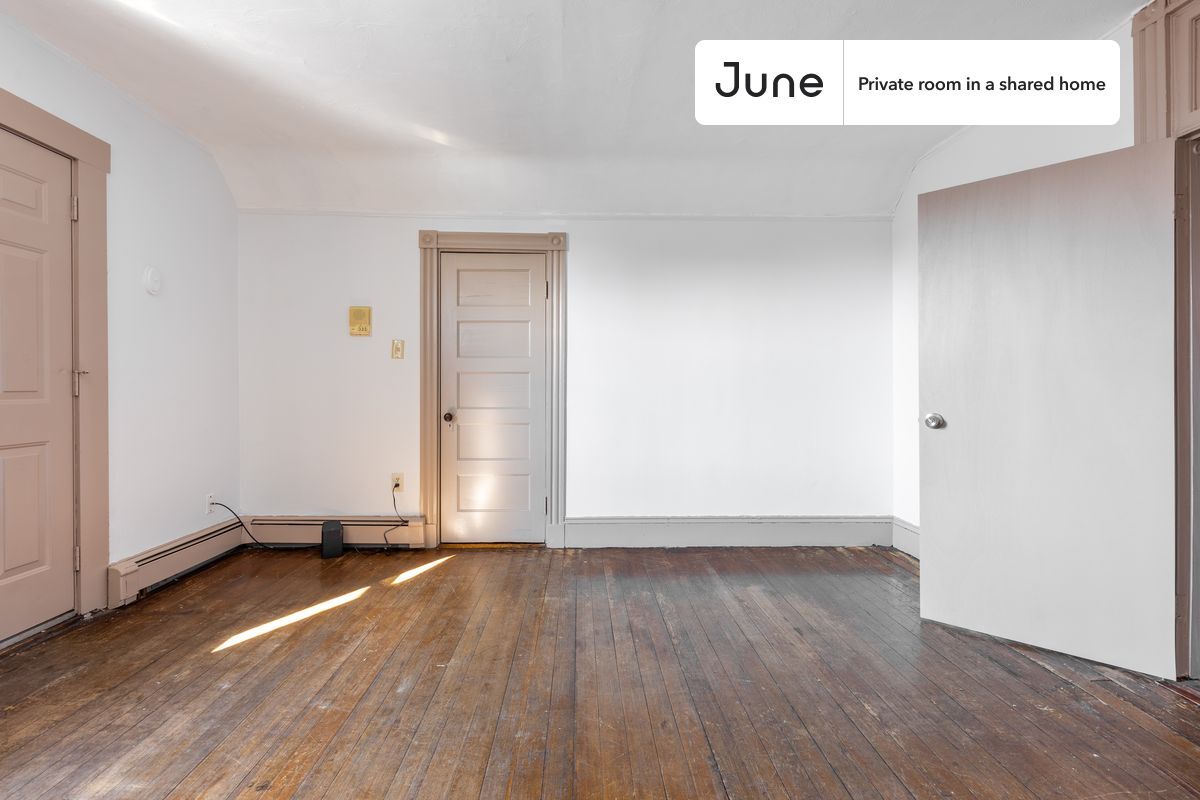 Building Photo - Private bedroom in 3 bed/1 bath Home