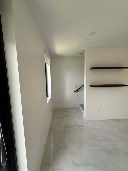 Building Photo - 426 SE 12th Ct