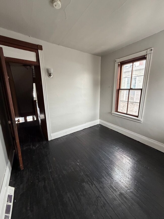 Building Photo - 5 Bedroom Pet Friendly House in Lancaster!