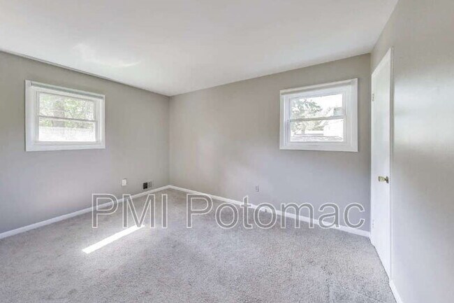 Building Photo - 5406 Parkvale Terrace