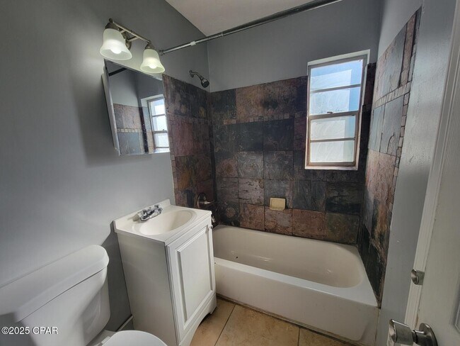 Building Photo - 1405 W 13th St