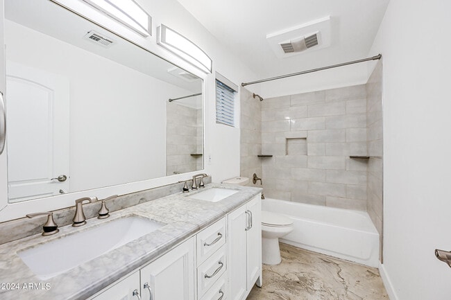 Building Photo - 1850 W Glenrosa Ave