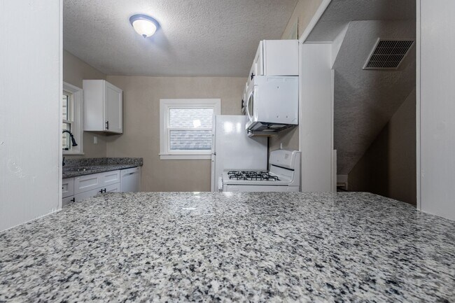 Building Photo - A Great 4BD/1.5BA Single Family Home That Has Been Recently Renovated